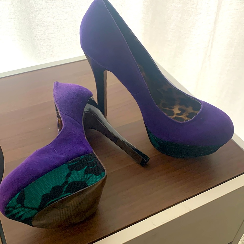 Purple pumps